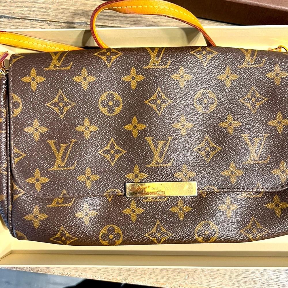 Auth Louis Vuitton Favorite MM monogram
discontinued with strap